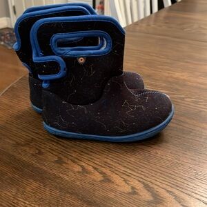 Baby Bogs constellations . Boys size 9